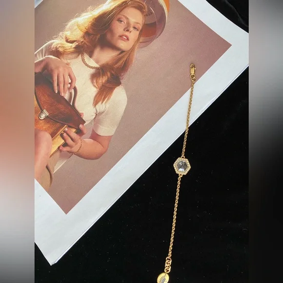 new🆕- comes with original dust bag - Picture 2 of 3